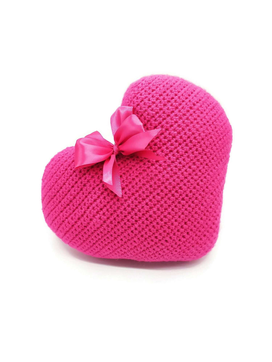 Cuscino a cuore fucsia in morbida lana creato all'uncinetto